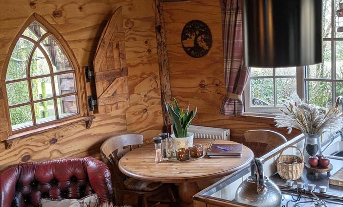 there were lots of places to dine at the cabin inside and outside